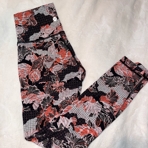 EUC Lululemon Wunder Under Lunar New Year Limited Edition Artisan Spring Size 4 - Picture 1 of 3